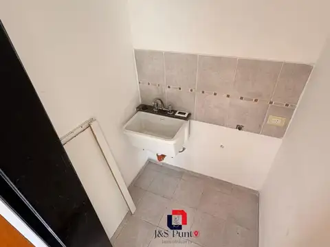 Casa en Alquiler con 3 cocheras