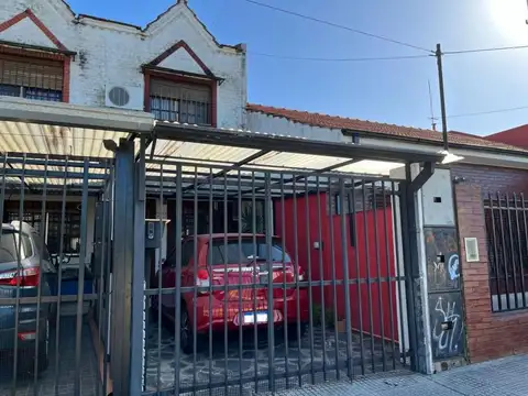 VENTA DUPLEX 3 AMBIENTES EN CASEROS COCHERA PATIO