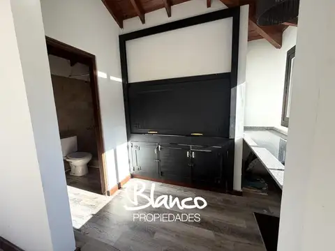Casa 9 ambientes con 4 baños