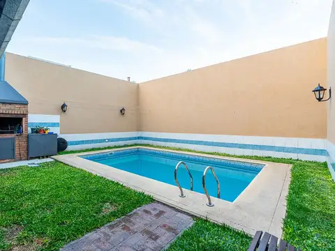 Casa en venta 3 dormitorios con pileta y cochera