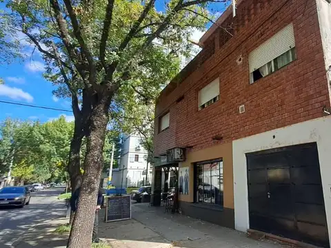 Gaboto  al 1800  (Departamento con cochera + local comercial funcionando)