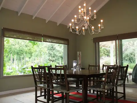 Casa en Alquiler con 3 cocheras