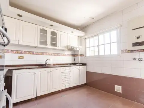 En venta piso de 4 ambientes con terraza y balcón en San Cristobal