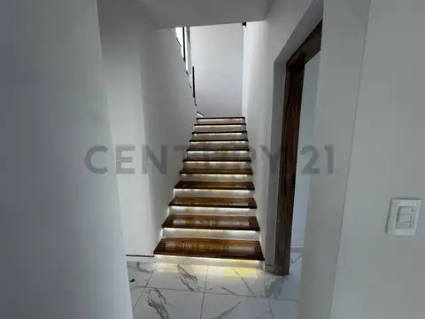 Casa 6 ambientes con 2 baños