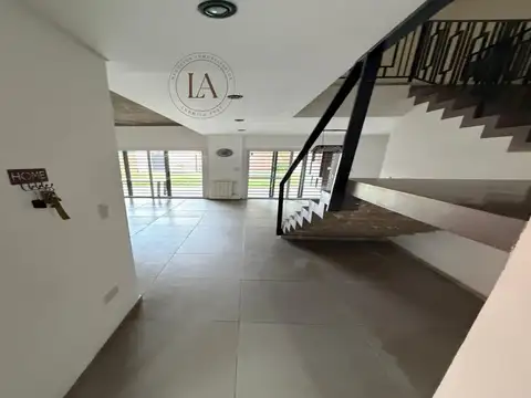 Casa 5 ambientes con 4 baños