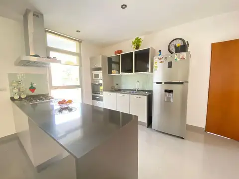 Casa en Venta con 3 cocheras