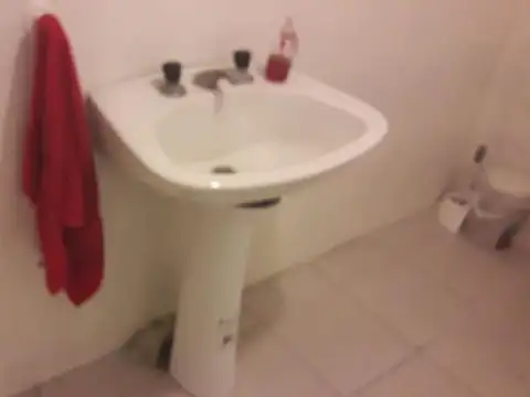 GALPON – DEPÓSITO CON VIVIENDA, QUINCHO Y PILETA GALPÓN/DEPÓSITO (180m2) con capacidad de 500m3