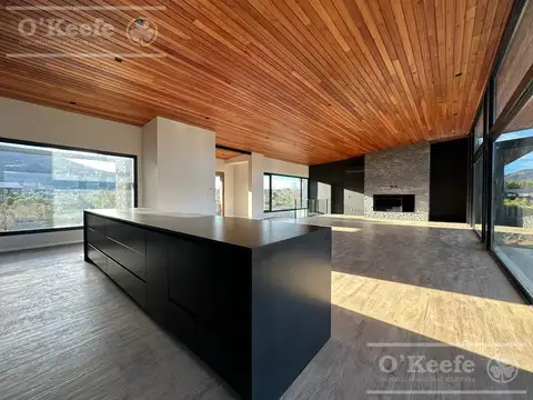 Casa de 7 ambientes con vista al lago en Arelauquen Golf