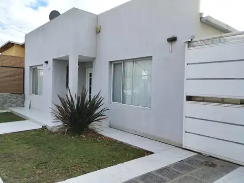 Casa en ALQUILER 3 DORMITORIOS con amplio quincho