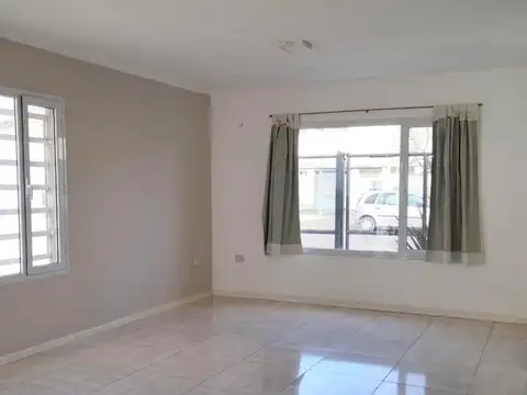 Casa 6 ambientes con 2 baños