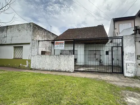 Casa tipo chalet con construcción adicional y fondo libre. 2 Dormitorios.