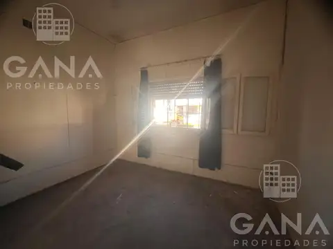 Venta casa al frente en barrio la Florida de 2 dormitorios con patio y terraza.