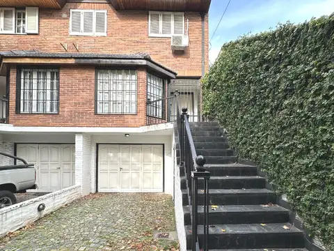 Duplex 4 amb de categoria sin reubicacion! Cochera varios autos y jardin con pileta.