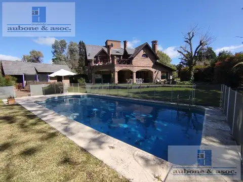 Casa de 3/4 dormitorios muy buena calidad y en impecable estado  