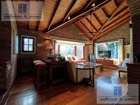 Casa en Alquiler con 3 cocheras