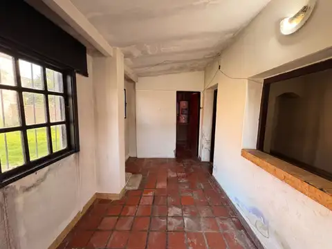 Los Polvorines (Bacacay 1986). Casa 3 ambientes en una planta para refaccionar. Lote 364 m2