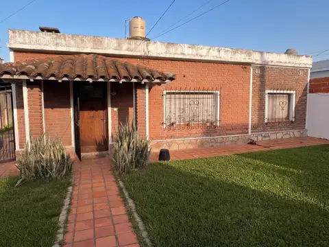 Los Polvorines (Bacacay 1986). Casa 3 ambientes en una planta para refaccionar. Lote 364 m2
