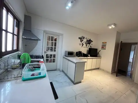 Alquiler  de 4 amb al contrafrente con gran living. 2 Cocheras cubiertas y lavadero. 3 baños. Reciclado a nuevo!