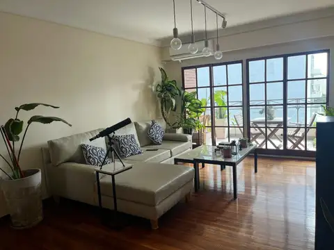 Alquiler  de 4 amb al contrafrente con gran living. 2 Cocheras cubiertas y lavadero. 3 baños. Reciclado a nuevo!