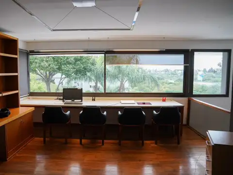 Casa 8 ambientes con 4 baños