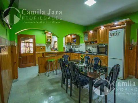 Casa 5 ambientes con pileta, parque y quincho en Villa Luzuriaga