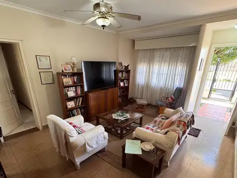 Casa 7 ambientes con 2 baños