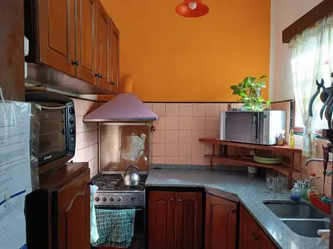 Casa 6 ambientes con 2 baños