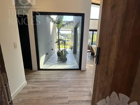 Casa en Venta con 4 cocheras