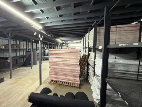 Galpón en alquiler de 3 plantas. Excelente estado.