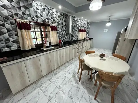 Casa 4 ambientes con 2 baños