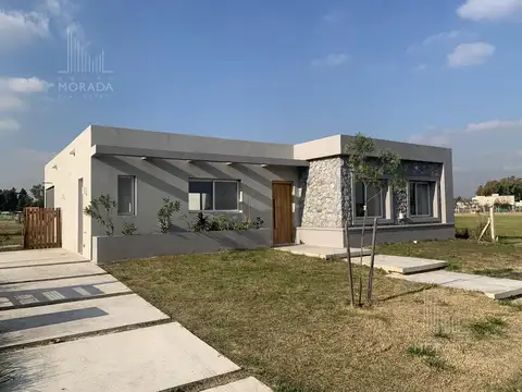 Casa en Barrio Santa Sofía Pilar del Este 4 dormitorios Lote interno.