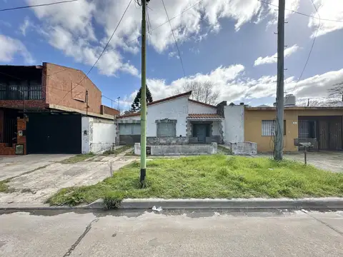 Casa en Venta de 4 ambientes. Con patio y Cochera. Centro Campana