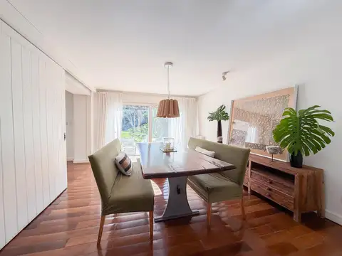 Casa en Alquiler con 2 cocheras