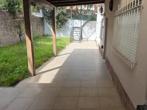 PH USO PROFESIONAL o VIVIENDA, CON PATIO, JARDIN Y 2 DORMITORIOS