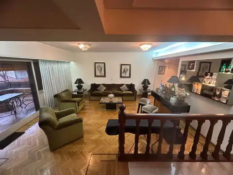 PISO C/DEPENDENCIA DE SERVICIOS SOBRE VALLE AL 600. 2 COCHERAS Y AMPLIA BAULERA. AMPLIO BALCON AL FRENTE Y CONTRAFRENTE.