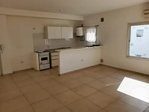 DEPARTAMENTO DOS AMBIENTES  CON COCHERA DESCUBIERTA