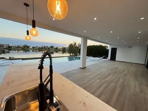 Venta | Casa a la laguna en El Cantón Islas | 6 dormitorios| Vista abierta al agua