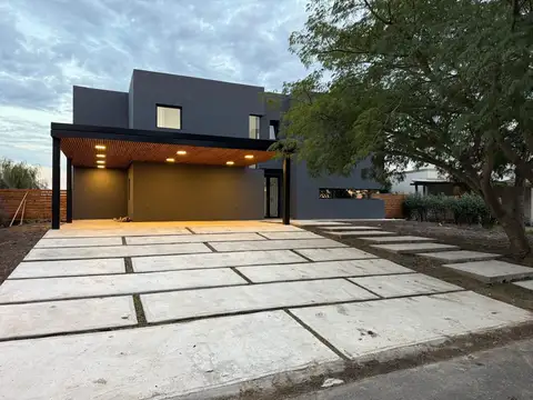 Venta | Casa a la laguna en El Cantón Islas | 6 dormitorios| Vista abierta al agua