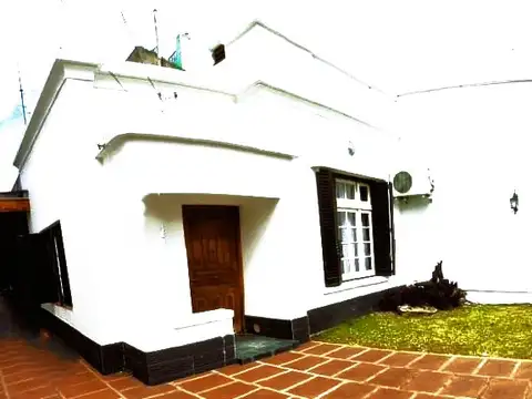 Casa en lote propio en muy buen estado - Ideal Familia o Inversor - Posibilidad de construir dos pisos - Jardin - Quincho - Parrlla y Cochera semicubierta ..