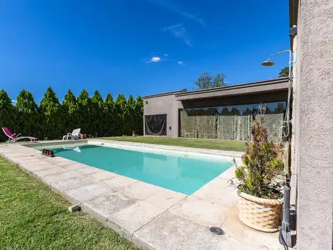 VENTA - CASA DE TRES DORMITORIOS CON PILETA - PUERTO ROLDAN