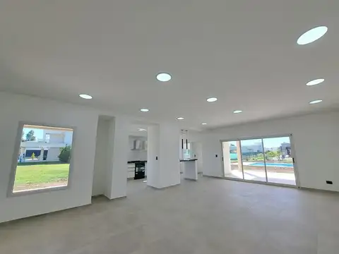 Casa 4 ambientes con 3 baños