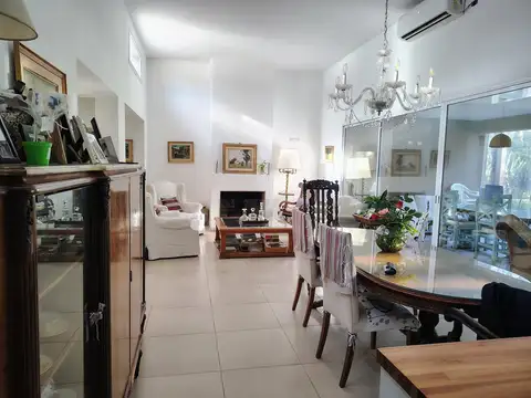 Casa en Venta con 3 cocheras