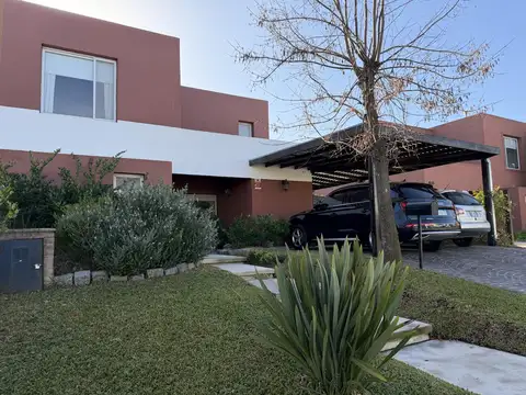 Impecable casa de 4 dormitorios con pileta en Casas de Santa Maria