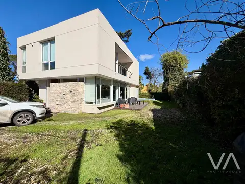 Moderna casa con 3 dormitorios. Piscina. Bosque Peralta Ramos.