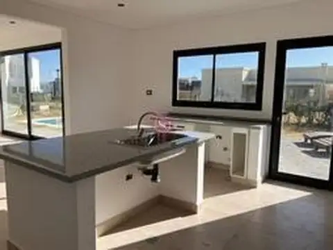 Casa 4 ambientes con 4 baños