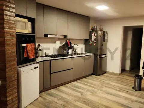 Casa en Venta con 3 cocheras