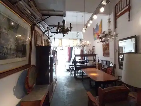 VENTA AMPLIO LOCAL CON DEPÓSITO Y PATIO EXCLUSIVO.