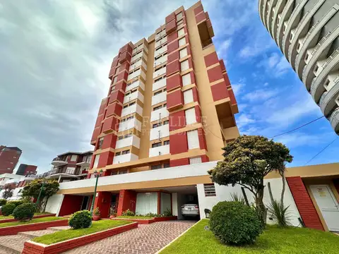 Departamento de 3 ambientes con cochera frente al mar