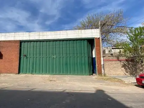 Galpón con local comercial