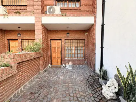 Gobernador Costa 200